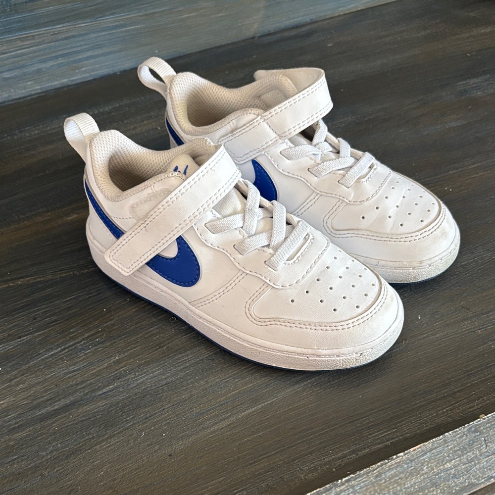 Nike Kids Sneakers in White and Blue